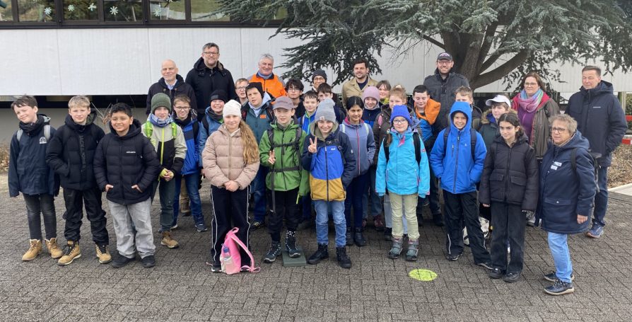 Die Pflanzmannschaft vor der Naturparkschule in Hallenberg