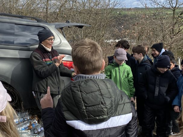Vor dem Pflanzen gibt es eine sorgfältige Einweisung durch Försterin Antje