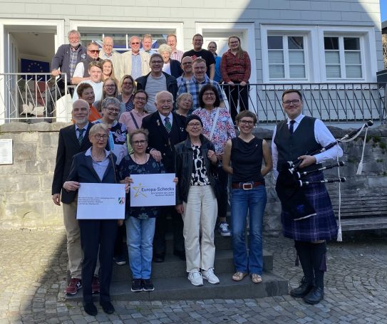 Gruppenfoto vor dem Blauen Haus