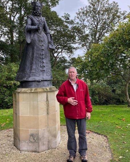 Gordon vor der Statue von Maria Stuart